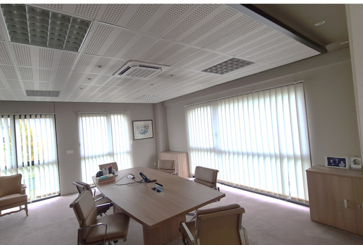 intérieur d'une salle de réunion avec une climatisation par cassette