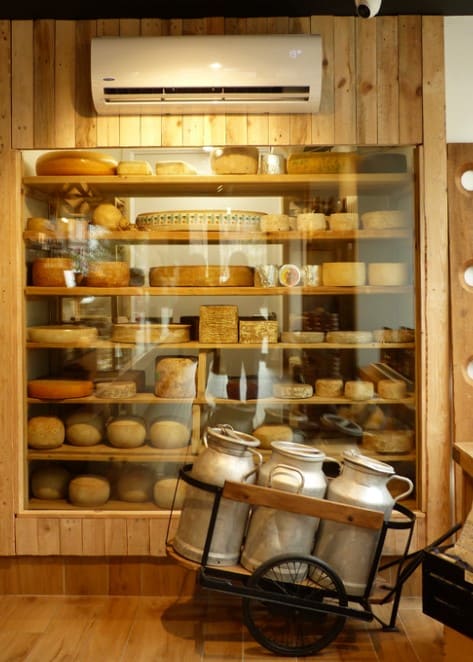 intérieur d'une fromagerie avec climatisation mono split mural
