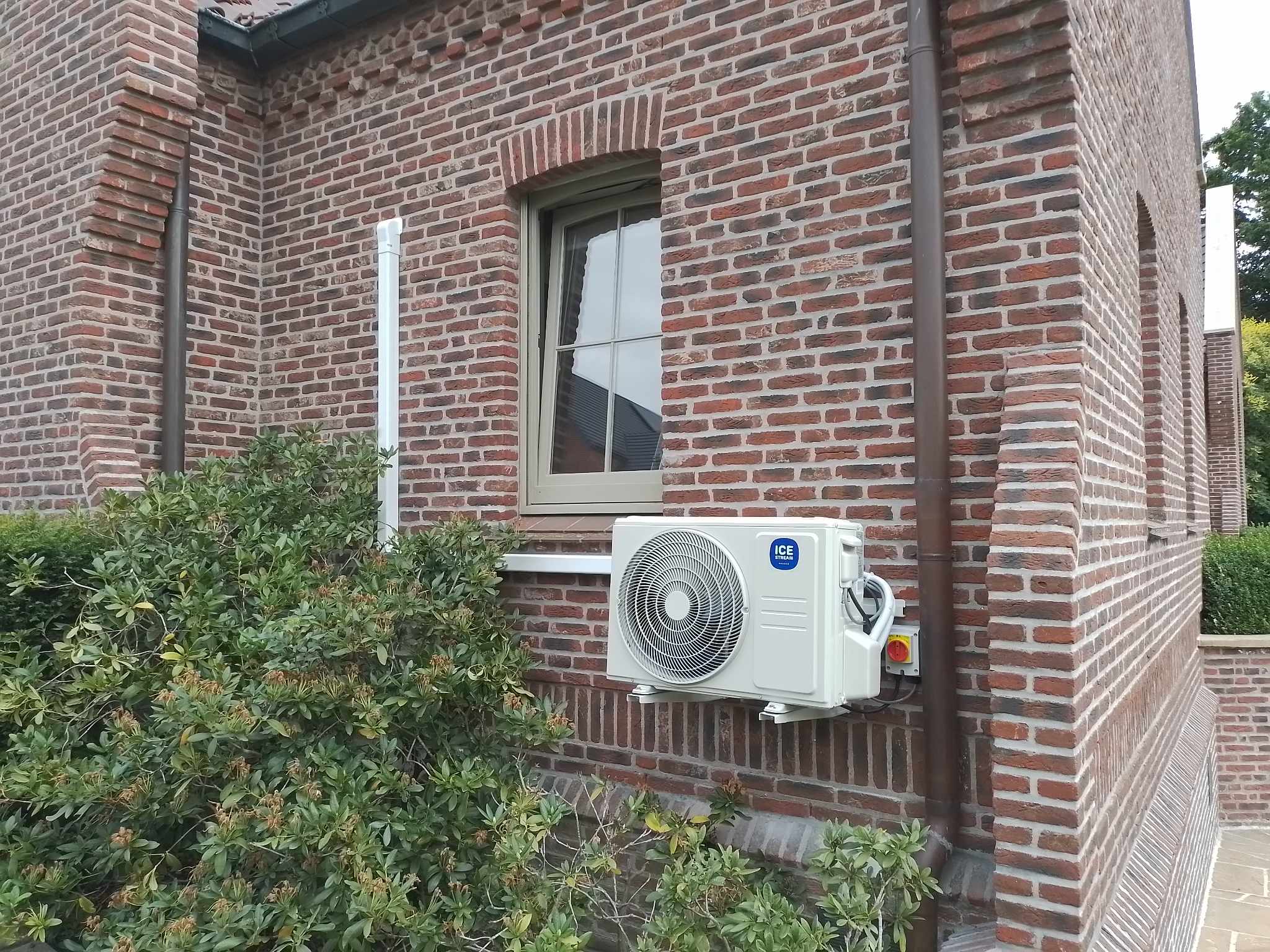 extérieur d'un domicile avec une unité extérieure multi de la climatisation